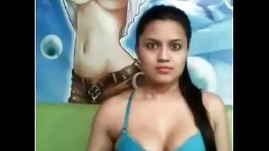 Sexy Mumbai Girlfriend Exposes Big Boobs on Cam and Rubs Pussy