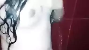 Beautiful sexy Paki girl bathing nude on cam