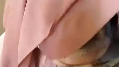 Hijabi girl gives a deep blowjob to her lover in Pakistan sex