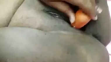 Tamil girl putting carrot in pussy and masturbation