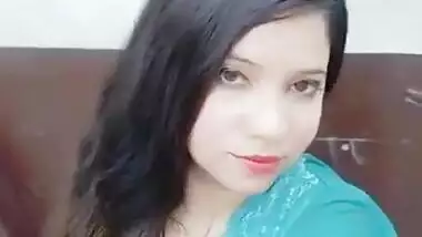 Paki Girl Showing her Boobs