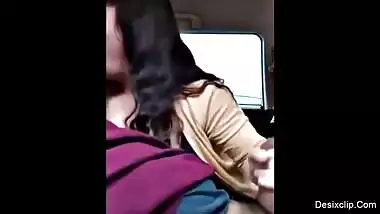 Sexy Mumbai gf sucking dick like pro in car