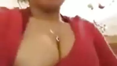 Desi cute bhabi showing her boobs nipple