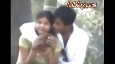 Indian Lover Outdoor fun caught by voyeur mms