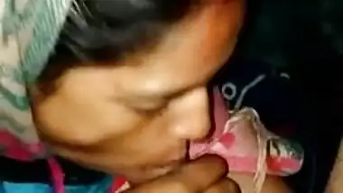 Amateur Desi bhabhi giving XXX blowjob to hubby under the blanket