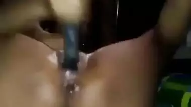 Desi village bhabi fing her hot pussy