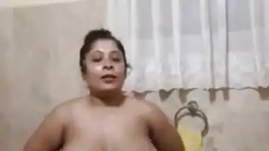 Chubby Srilankan girl nude MMS video