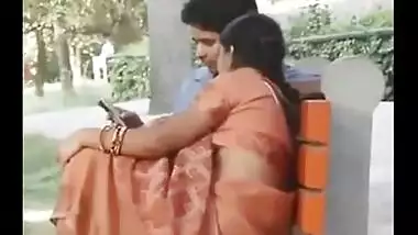 MMS of Punjabi bhabhi in saree shows big Boobs in park