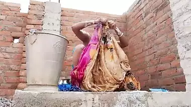 Indian nude video of a big boob bhabhi bathing outdoor