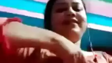Married Bhabhi showing boobs to BF on video call