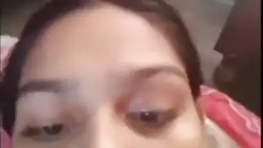 Pretty Desi college girl exposes her tits and shaved cunt on XXX cam