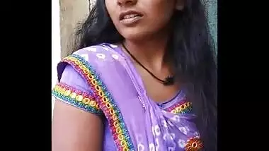 Hot village housewife bhabhi sanjana desai hot navel show.