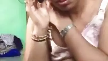 Sexy Gujarati Aunty On Phone During Handjob