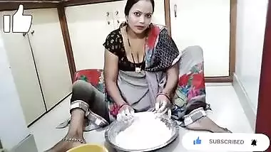 Seema saroj aunty boob show