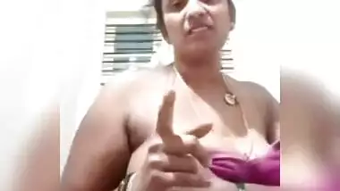 Neibor Desi aunty showing on video call