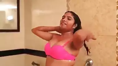 Sexy Desi Tamil aunty shows huge boobs in bathroom