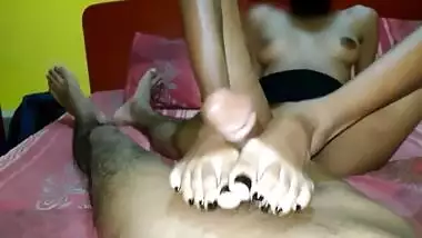 sri lankan teen girl giving footjob for her husband foot fetish කකුලෙන් ඇතුල්ලල සැපක් දුන්න