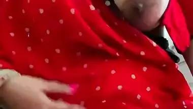 Milf Bong in Saree Playing with her Boobs