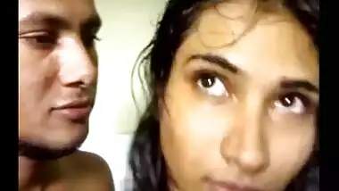Hot Desi babe gives Blowjob in the shower