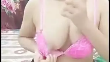 Adorable Desi cam girl spreads ass cheeks to stick XXX toy into anus
