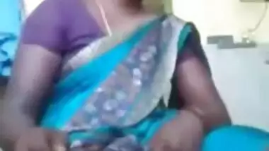 Indian aunty shows what she has got under sari in homemade XXX video