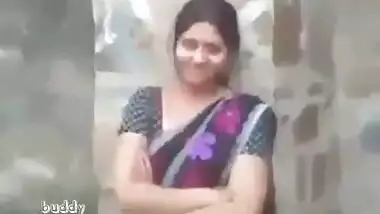 Desi sex of a hot Bhojpuri aunty in the outdoor
