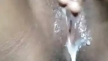Sexy hot girl hard fringering to take put her cum out