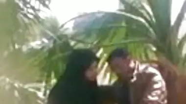 Indian muslim chick doing handjob to her BF in a park 