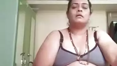 Curvy aunty tempts Desi watchers of her masturbation XXX home show