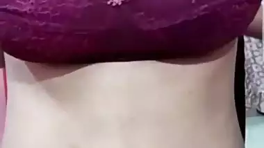 Desi Girl Shows Her Boobs