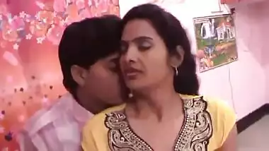 Cute tamil aunty kissing with boyfriend