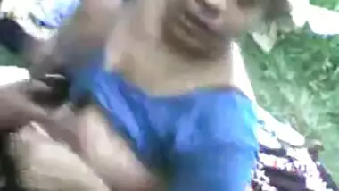 PARK ME DESI BENGALI BOUDI BIG BOOBS PRESSING IN HER BF.