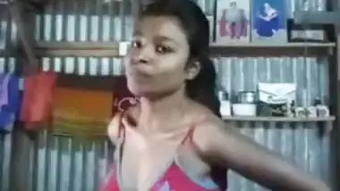 Desi Village Girl show her boobs