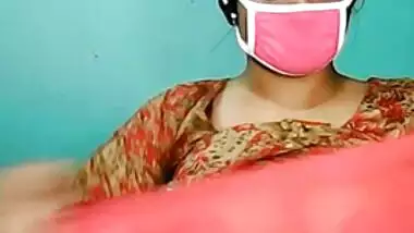Desi girl playing on webcam and showing her big boobs