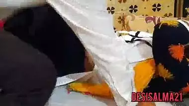 Bahan ki sundar saheli ko chodte hue sexy Indian xxx clip