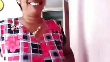Desi Bhabhi Showing Her Boobs To Lover On VC
