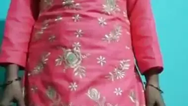 Desi Bhabhi Showing Her Tits