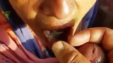 Muslim aunty eating cum of a stranger guy roadside