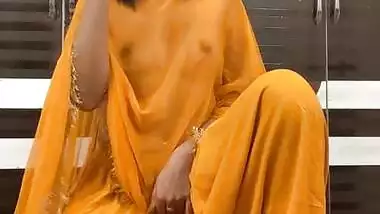 Hot Desi in Salwar Fingering her pussy