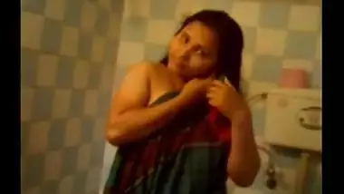 Desi big boobs village girl making shower selfie