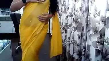 DESI Bhabhi IN TRANSPARENT without blouse SAREE SHOWING BOOBS