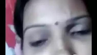 Married Desi mom with pierced nostril is going to show body to fans