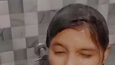 Cute girlfriend nude bath selfie viral video