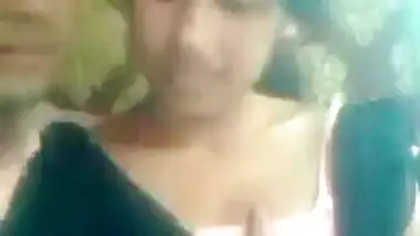 Indian teen’s boobs pressed in the bus stand