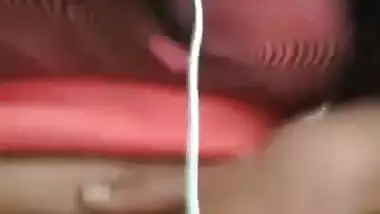 Desi sexy bhabi fing her pussy and make video