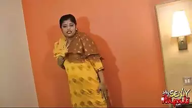 Famous desi bhabhi strips to fuck a dildo