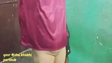 Sexy bhabhi ko padosi devar ne jhadu lagate taim dogi bana ke choda