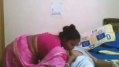 Desi hawt older maid sucking dick of her abode owner