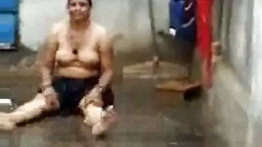 Desi Punjabi Bhabhi rain bath MMS sex clip