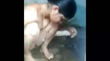 sexy indian GF bathing bf captured 